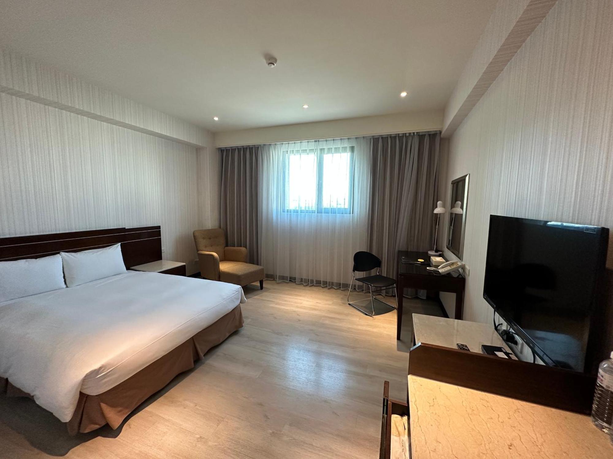 ยัง ซอร์ลาน บูติคโฮเต็ล แฟลกชิพ ไท่นาน Hotel ไถหนาน ภายนอก รูปภาพ