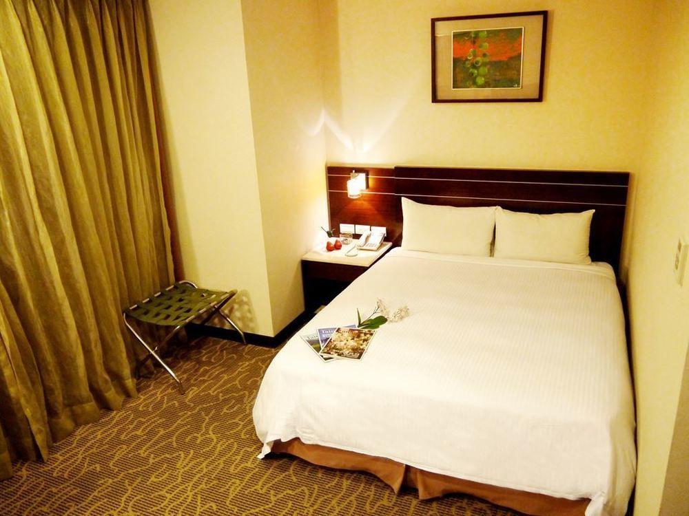 ยัง ซอร์ลาน บูติคโฮเต็ล แฟลกชิพ ไท่นาน Hotel ไถหนาน ภายนอก รูปภาพ