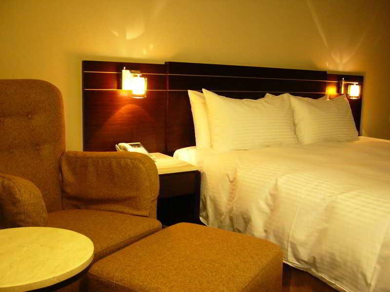 ยัง ซอร์ลาน บูติคโฮเต็ล แฟลกชิพ ไท่นาน Hotel ไถหนาน ภายนอก รูปภาพ