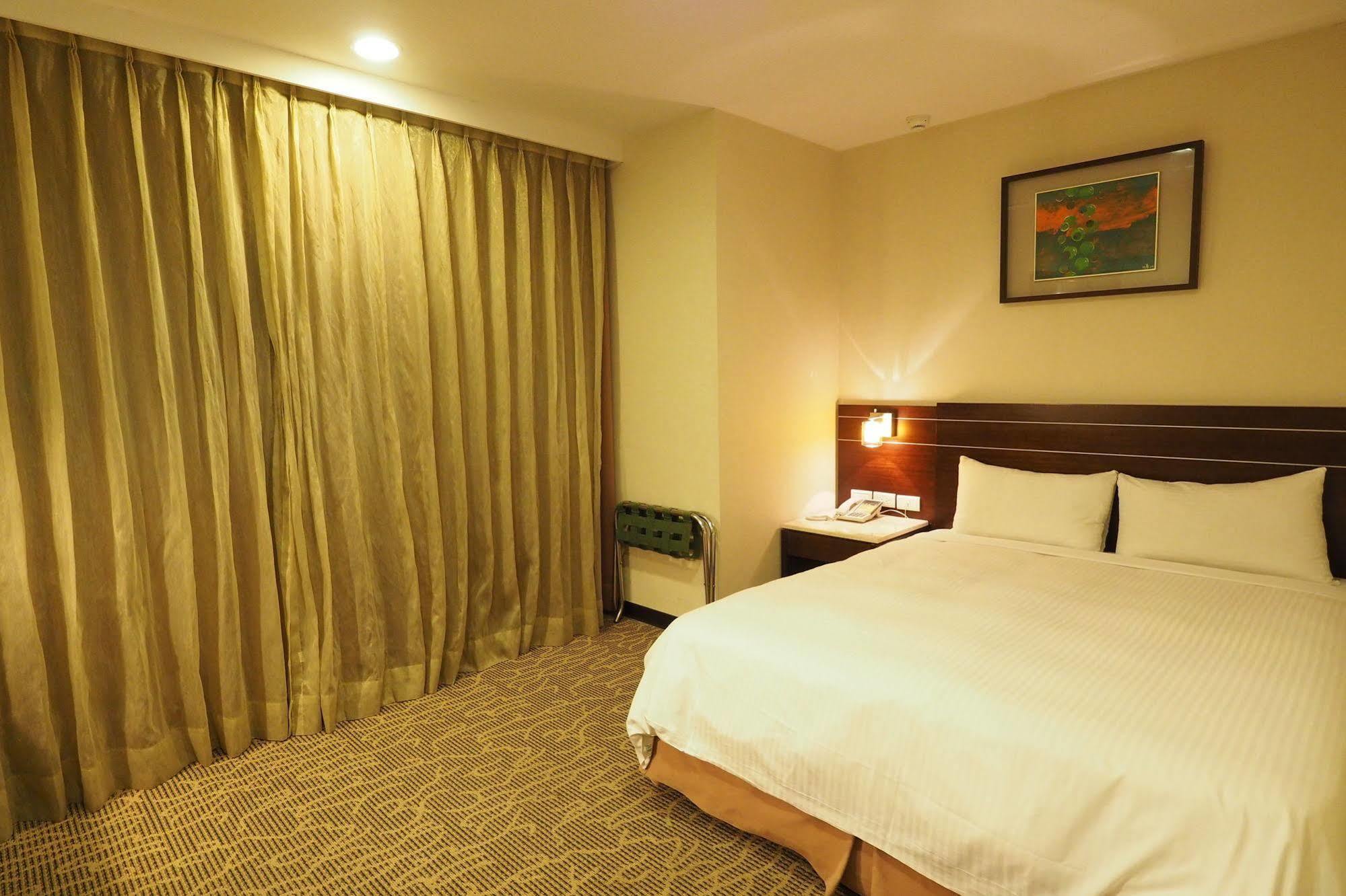 ยัง ซอร์ลาน บูติคโฮเต็ล แฟลกชิพ ไท่นาน Hotel ไถหนาน ภายนอก รูปภาพ