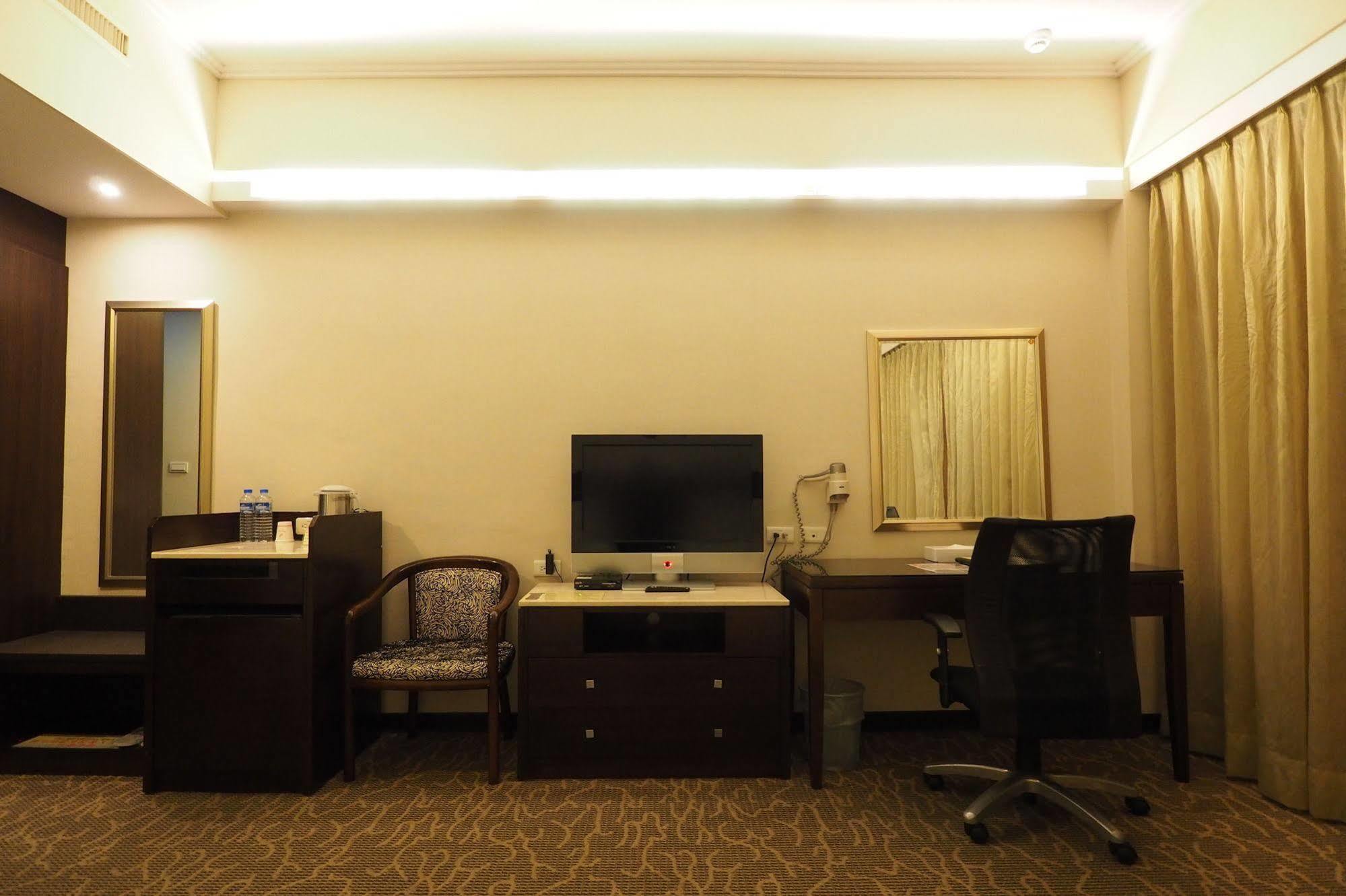 ยัง ซอร์ลาน บูติคโฮเต็ล แฟลกชิพ ไท่นาน Hotel ไถหนาน ภายนอก รูปภาพ
