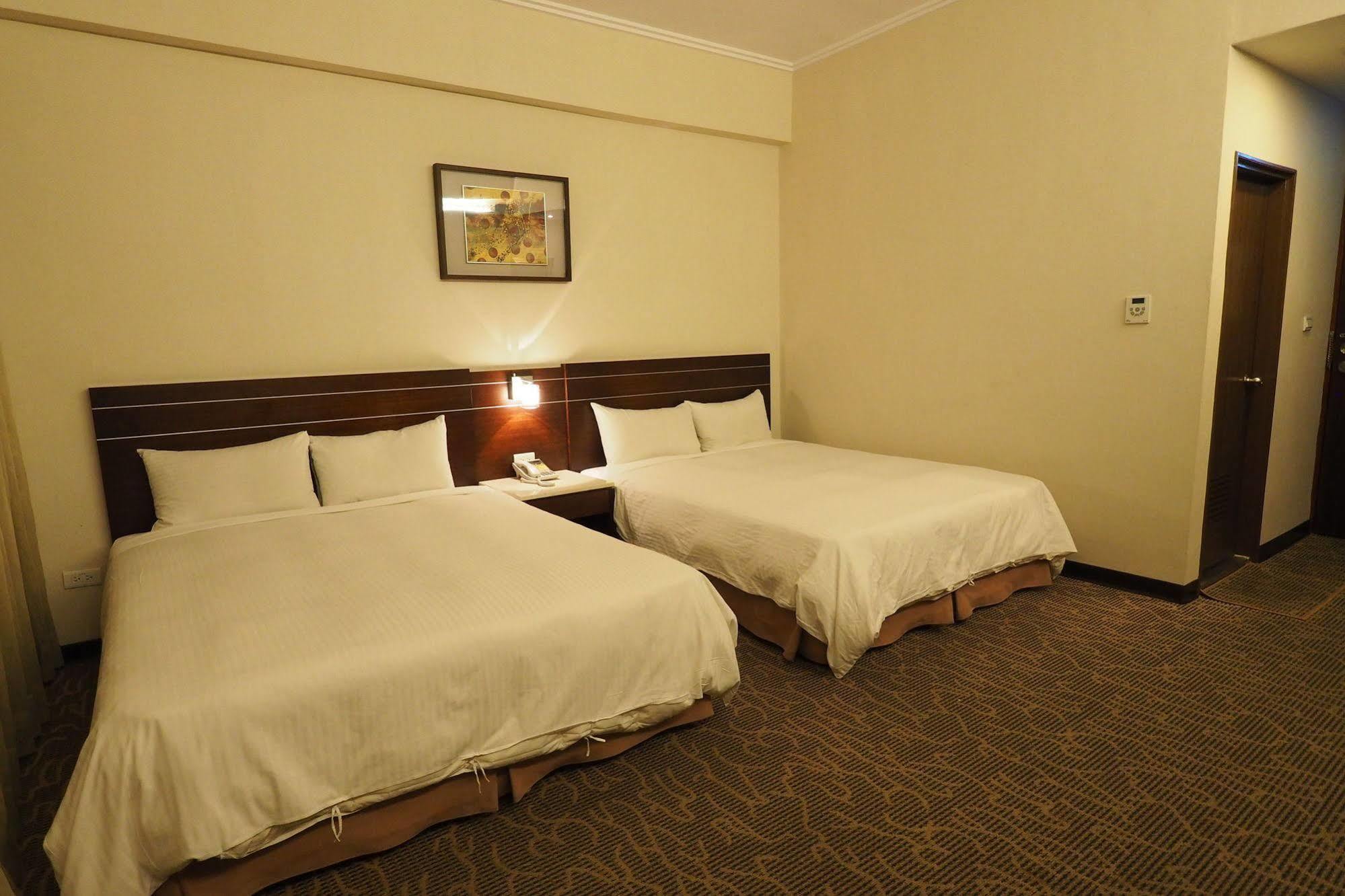 ยัง ซอร์ลาน บูติคโฮเต็ล แฟลกชิพ ไท่นาน Hotel ไถหนาน ภายนอก รูปภาพ