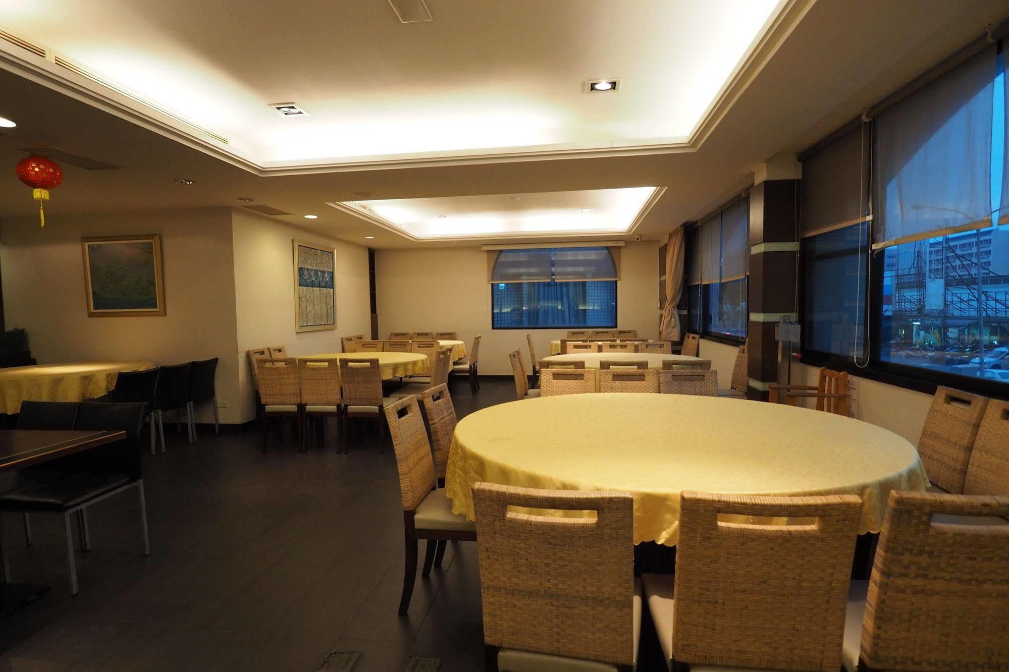 ยัง ซอร์ลาน บูติคโฮเต็ล แฟลกชิพ ไท่นาน Hotel ไถหนาน ภายนอก รูปภาพ
